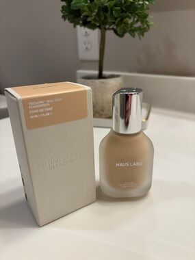 Haus Labs Triclone Skin Tech Foundation • 040 • fair neutral